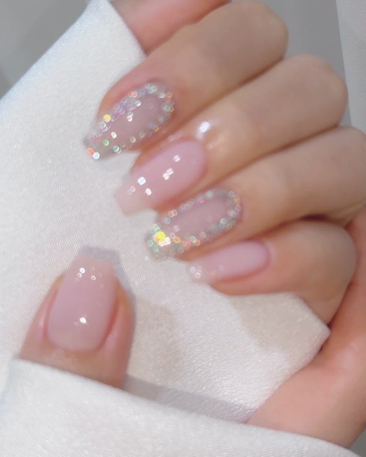 onunail_bom 게시물 이미지: ෆ⸒⸒ 8월아트 5번 ෆ⸒⸒

글리터그라위에 테두리스톤✨
깔끔하게...