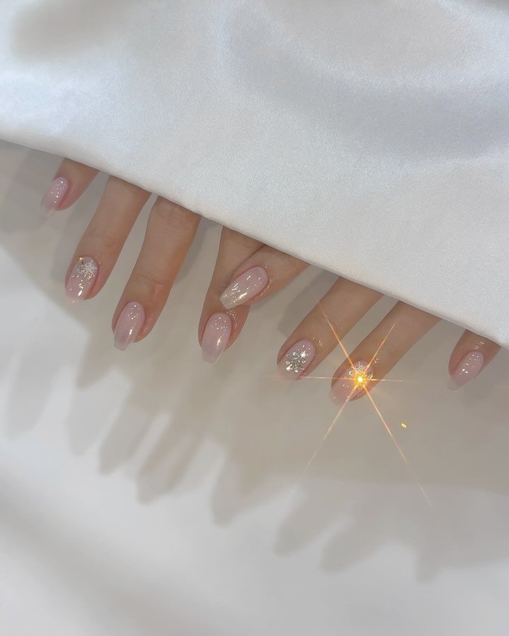 onunail_bom 게시물 이미지: ෆ⸒⸒ 12월아트 5번 ෆ⸒⸒

겨울을 담은 눈꽃네일❄️✨

#오앤유네일...