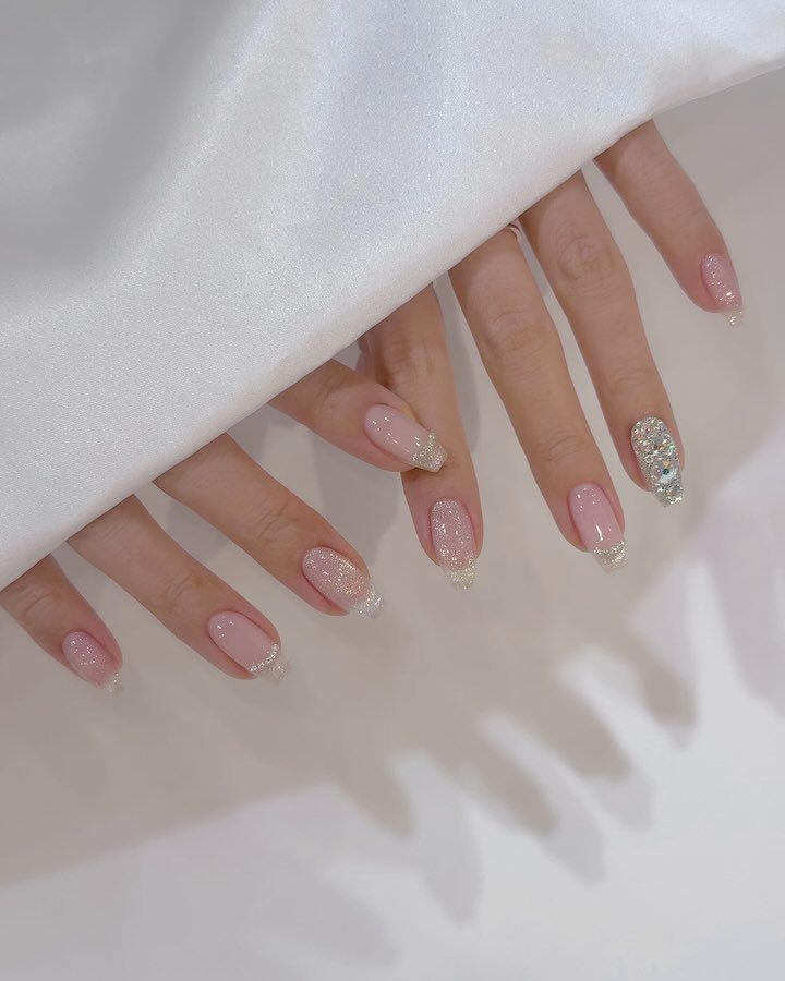 onunail_bom 게시물 이미지: ෆ⸒⸒ 11월아트 5번 ෆ⸒⸒

영롱한 핑크빛 자석젤에 풀스톤으로 더...