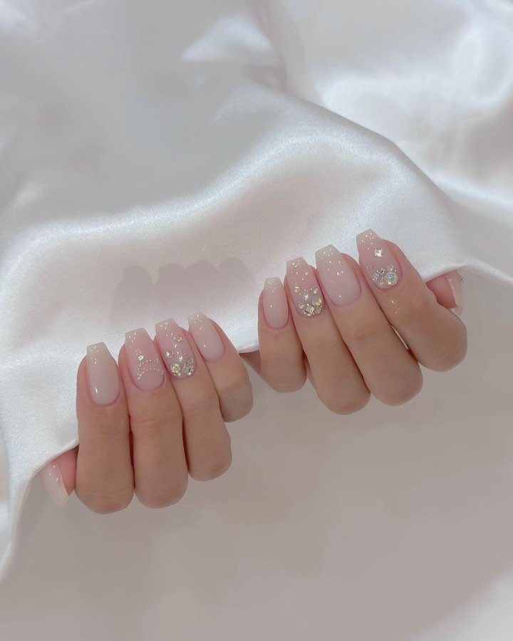 onunail_bom 게시물 이미지: ෆ⸒⸒ 1월이벤트 5번 ෆ⸒⸒

쉬머한 컬러스톤이 더 반짝이는✨
웨딩네일로도...