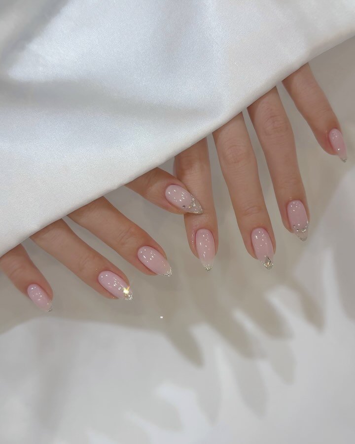 onunail_bom 게시물 이미지: ෆ⸒⸒ 1월이벤트 6번 ෆ⸒⸒

실버글리터프렌치에 깔끔스톤아트✨

#오앤유네일...