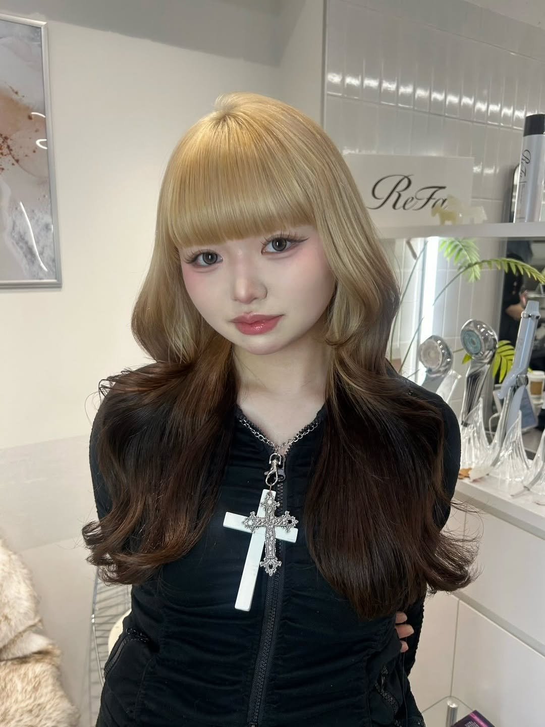 Photo shared by haru/ONYX表参道/ブリーチカラー/ハイトーン/ブロンド/ミルクティー/無料カットモデル/ブリーチモデル on February 26, 2026 tagging @onyx___hair. May be an image of one or more people, blonde hair, braids, bangs, long hair and text.