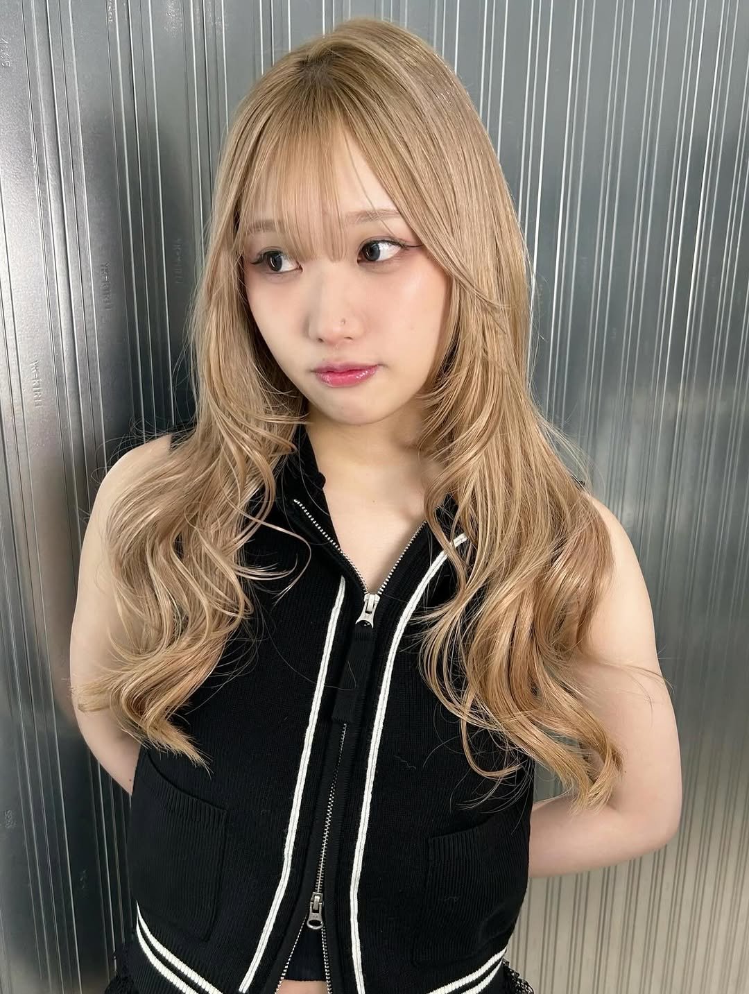 Photo shared by haru/ONYX表参道/ブリーチカラー/ハイトーン/ブロンド/ミルクティー/無料カットモデル/ブリーチモデル on November 20, 2025 tagging @onyx___hair. May be an image of one or more people, braids, bangs, top and text.