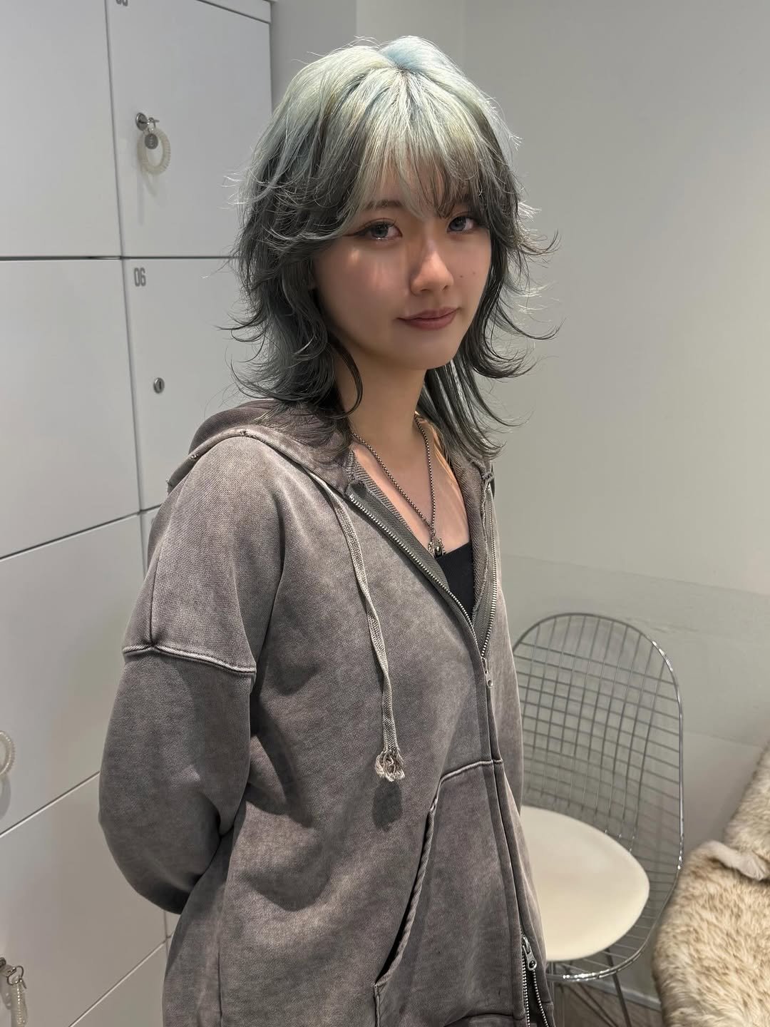 Photo shared by haru/ONYX表参道/ブロンドベージュ/ミルクティーグレージュ/くすませベージュ/ミルクティー/無料カットモデル on April 27, 2026 tagging @onyx___hair. May be an image of one or more people, braids, blonde hair, bangs and text.