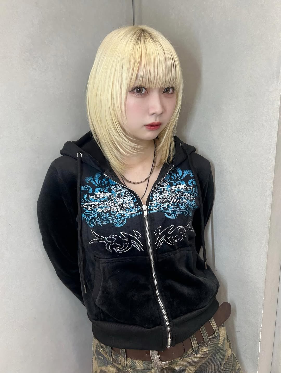 Photo by haru/ONYX表参道/ブリーチカラー/ハイトーン/ブロンド/ミルクティー/無料カットモデル/ブリーチモデル in 表参道ヒルズ（OMOTESANDO HILLS） with @onyx___hair. May be an image of one or more people, blonde hair, bangs, braids, parka, military uniform, costume and text.