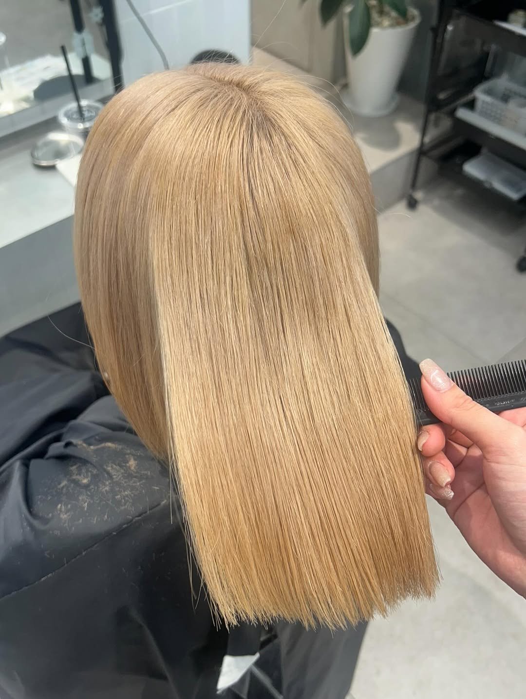 Photo shared by haru/ONYX表参道/ブリーチカラー/ハイトーン/ブロンド/ミルクティー/無料カットモデル/ブリーチモデル on November 30, 2025 tagging @onyx___hair. May be an image of one or more people, blonde hair, long hair and text.