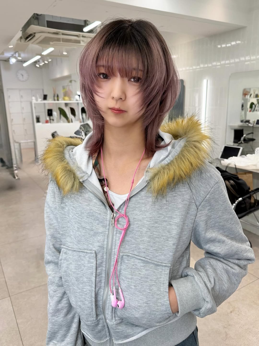 Photo shared by haru/ONYX表参道/ブロンドベージュ/ミルクティーグレージュ/くすませベージュ/ミルクティー/無料カットモデル on April 11, 2026 tagging @onyx___hair. May be an image of one or more people, bangs, braids, blonde hair, makeup, duffle coat, jacket, parka and text.