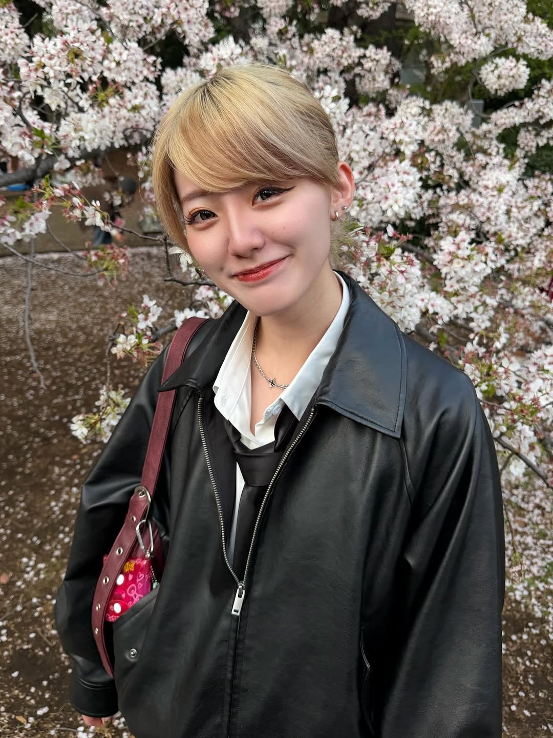 Photo by haru/ONYX表参道/ブロンドベージュ/ミルクティーグレージュ/くすませベージュ/ミルクティー/無料カットモデル on April 09, 2026. May be an image of jacket, stone-fruit tree and text.