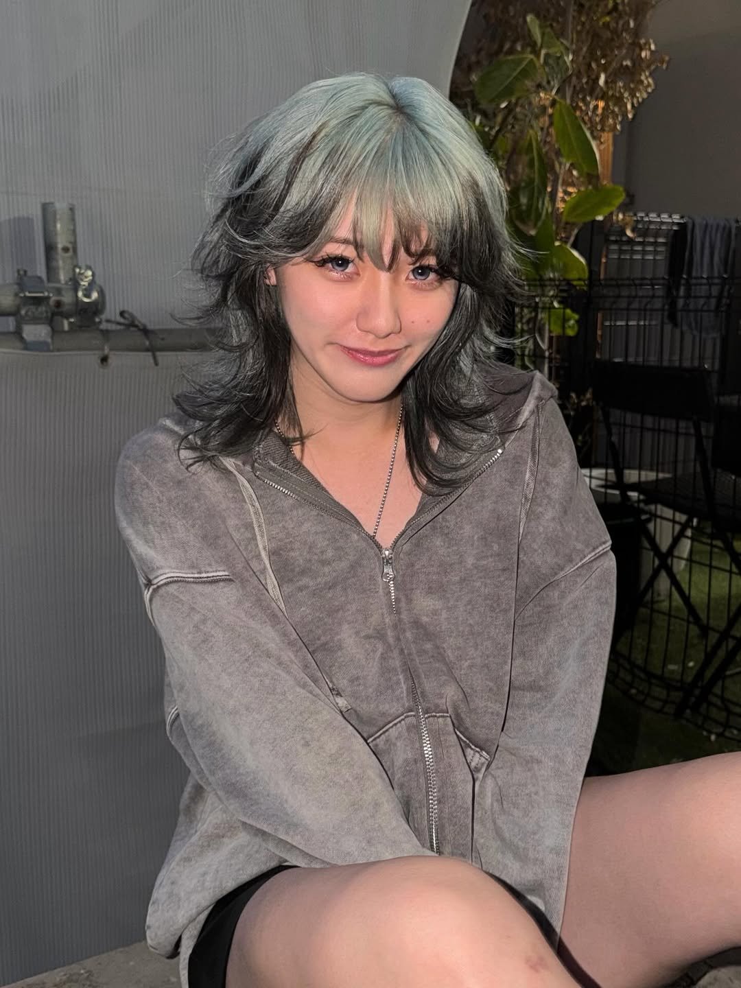 Photo by haru/ONYX表参道/ブロンドベージュ/ミルクティーグレージュ/くすませベージュ/ミルクティー/無料カットモデル on April 28, 2026. May be an image of one or more people, hair, makeup, bath robe and text.