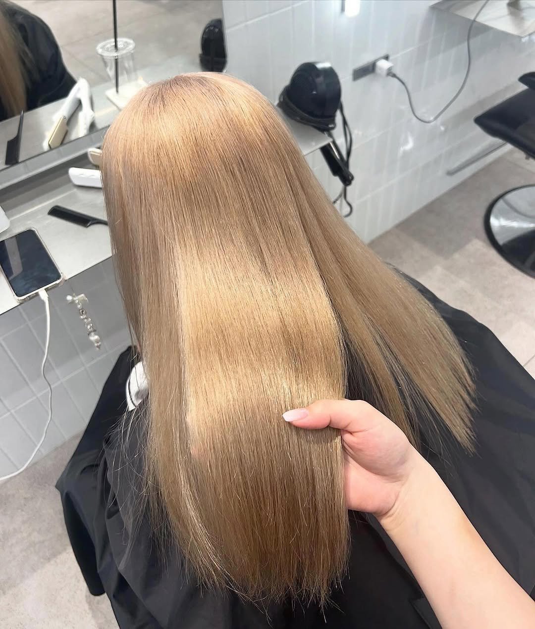 Photo shared by haru/ONYX表参道/ブリーチカラー/ハイトーン/ブロンド/ミルクティー/無料カットモデル/ブリーチモデル on November 18, 2025 tagging @onyx___hair. May be an image of one or more people, blonde hair, long hair and text.