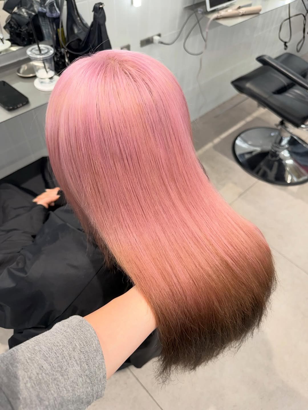 Photo shared by haru/ONYX表参道/ブリーチカラー/ハイトーン/ブロンド/ミルクティー/無料カットモデル/ブリーチモデル on March 01, 2026 tagging @onyx___hair. May be an image of one or more people, blonde hair, long hair and text.