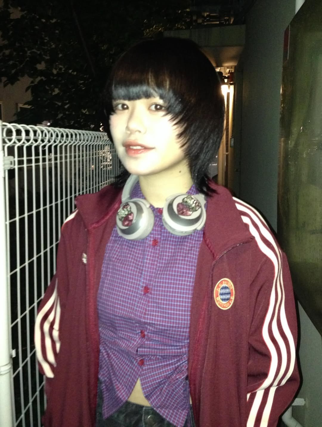 Photo shared by haru/ONYX表参道/ブロンドベージュ/ミルクティーグレージュ/くすませベージュ/ミルクティー/無料カットモデル on April 18, 2026 tagging @onyx___hair. May be an image of one or more people, bangs, duffle coat, portable cassette player, jacket, parka and text.