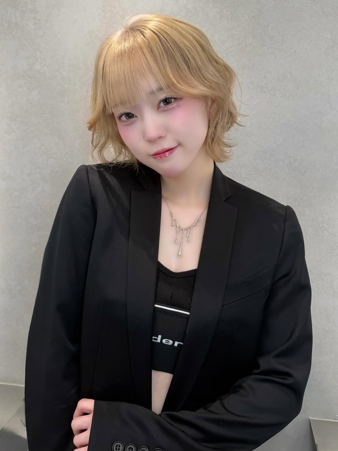 Photo shared by haru/ONYX表参道/ブリーチカラー/ハイトーン/ブロンド/ミルクティー/無料カットモデル/ブリーチモデル on February 21, 2026 tagging @onyx___hair. May be an image of one or more people, hair, suit, blazer, top and text that says 'der'.