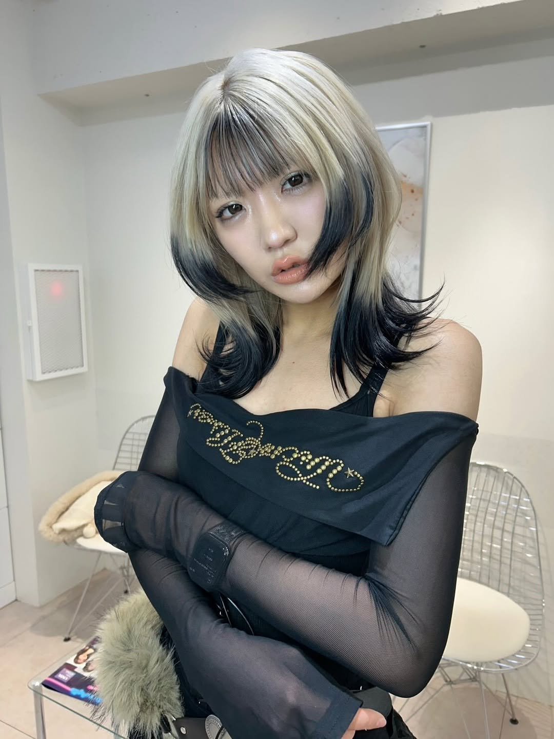 Photo shared by haru/ONYX表参道/ブロンドベージュ/ミルクティーグレージュ/くすませベージュ/ミルクティー/無料カットモデル on April 21, 2026 tagging @onyx___hair. May be an image of one or more people, blonde hair, makeup, fishnet stockings, top and text.