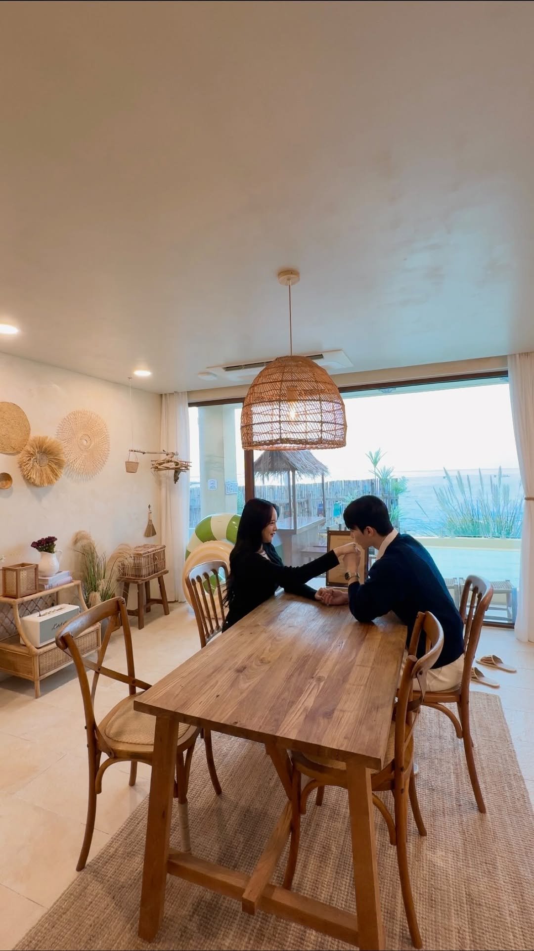 oonni_u 게시물 이미지: 여자친구와 900일을 맞아 다녀온 숙소, 이 정도면🌊 ••

일이 바쁜 여자친구를...