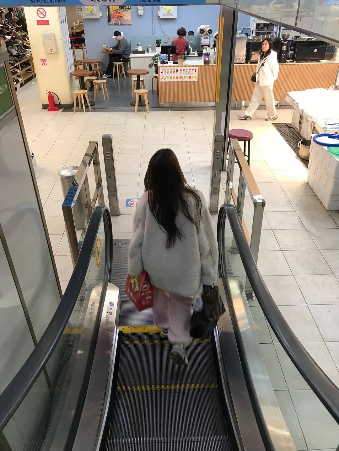 Photo shared by 오제 on December 04, 2025 tagging @lazyz.official. May be an image of shopping cart and text.