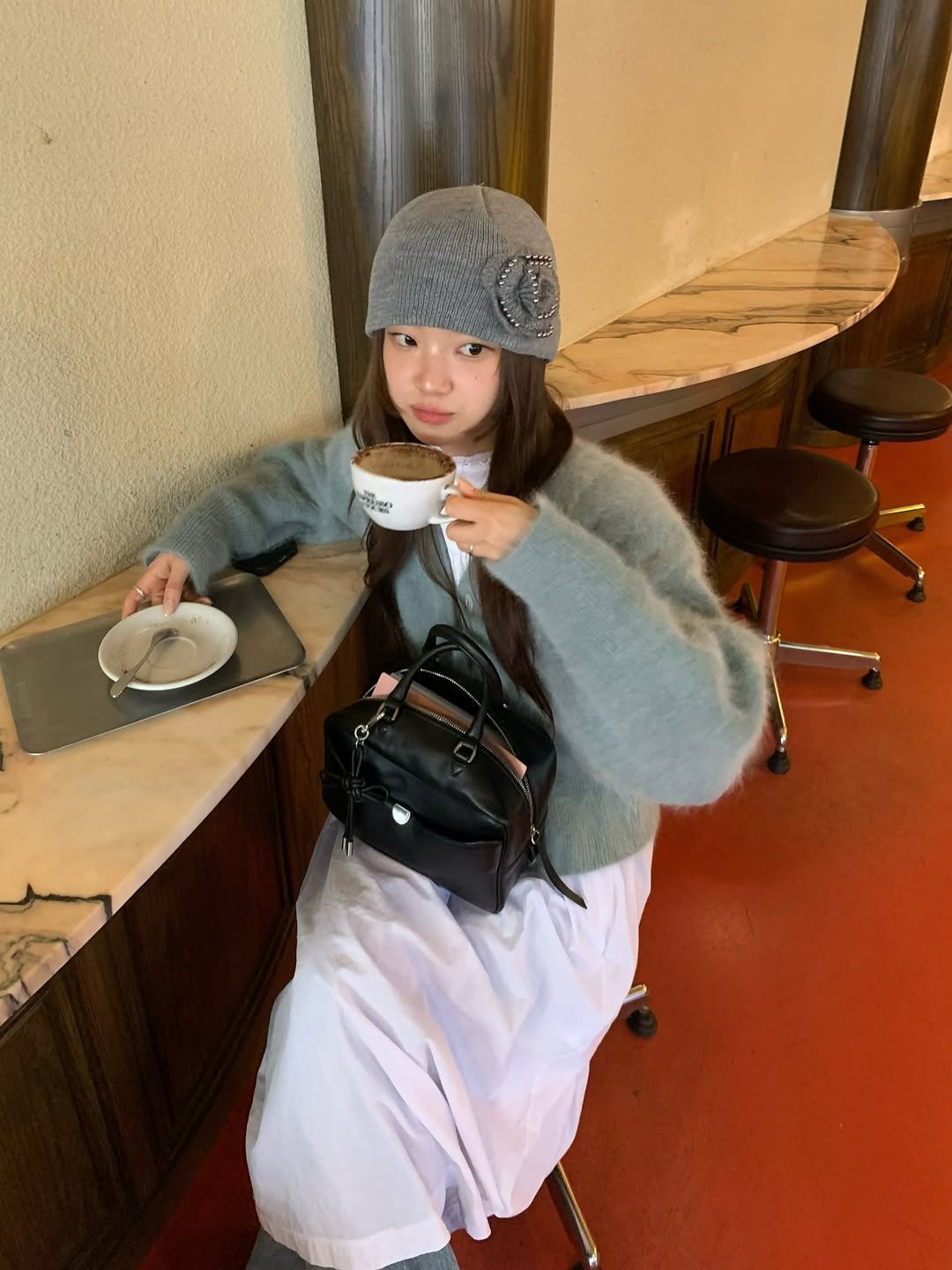 Photo shared by 오제 on February 07, 2026 tagging @innunun. May be an image of duffle coat, hat, parka, beret, turtleneck, cornflower and text.