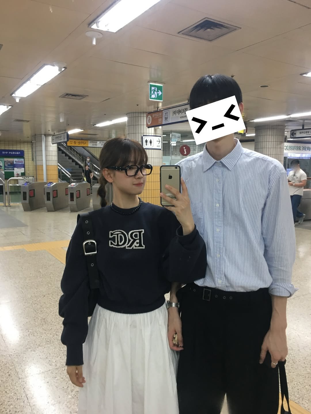 Photo shared by 오제 on November 24, 2025 tagging @gentlemonster, @recto_official, and @toave.shop. May be an image of one or more people, hair, top and text.