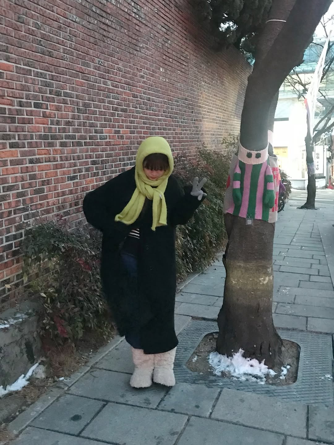 Photo by 오제 on January 25, 2026. May be an image of scarf, cloak, face mask, headscarf, parka, snowsuit, street and text.