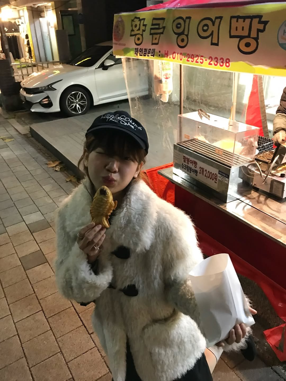 Photo by 오제 on December 07, 2025. May be an image of duffle coat, parka, pie and text.