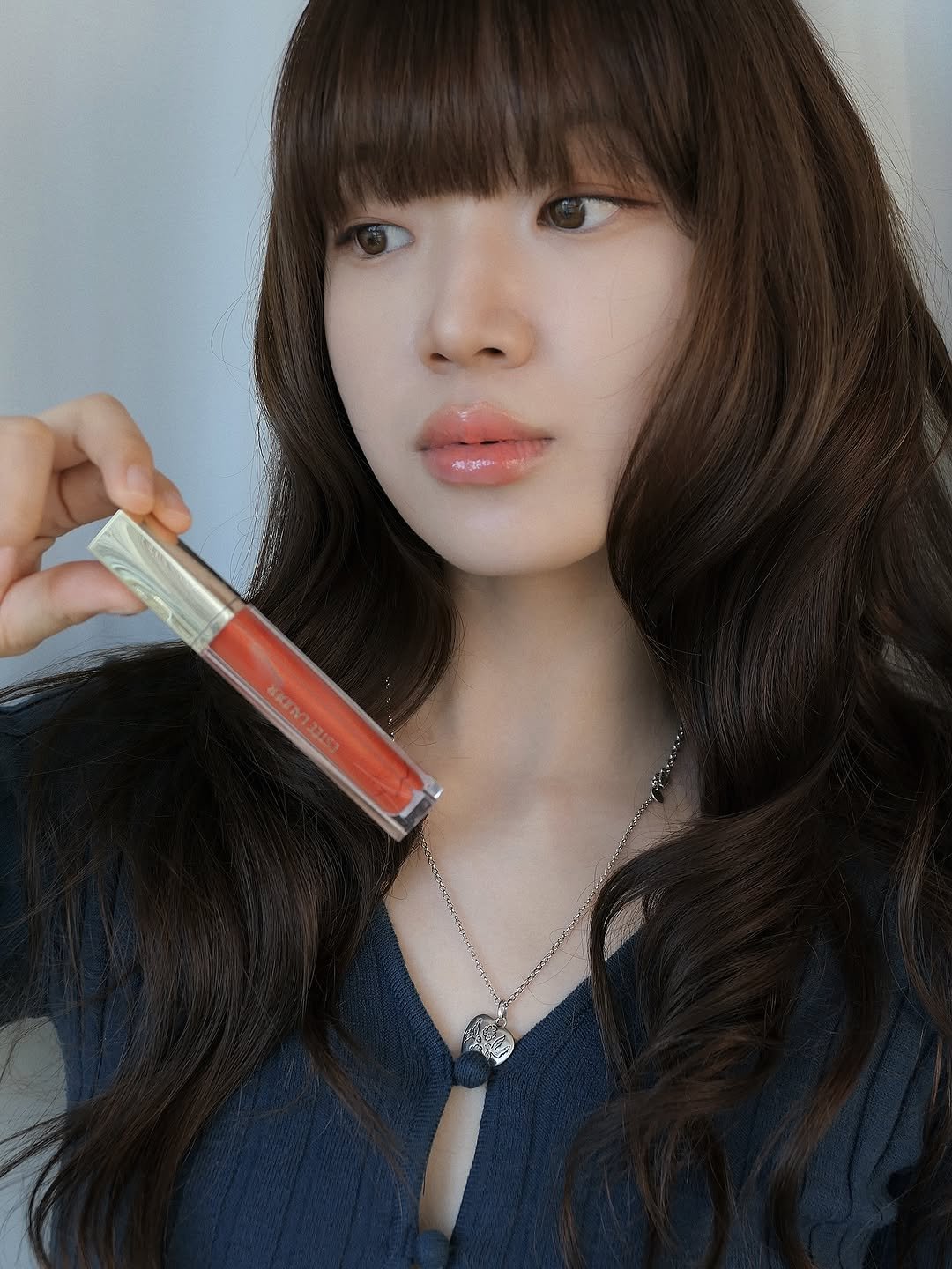 Photo shared by 오제 on December 02, 2025 tagging @esteelauderkr. May be an image of one or more people, makeup, lipstick and text.