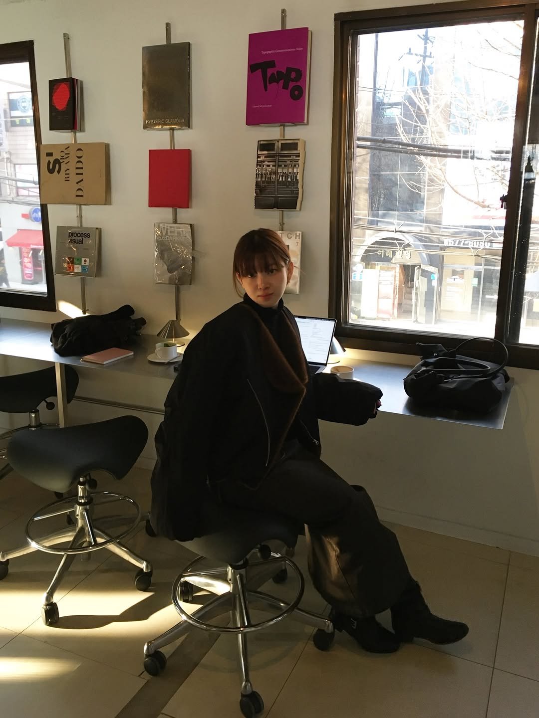 Photo shared by 오제 on February 03, 2026 tagging @sonyounaclinic, and @edenik_official. May be an image of standing, leather, chaise lounge, turtleneck, typewriter, office and text.