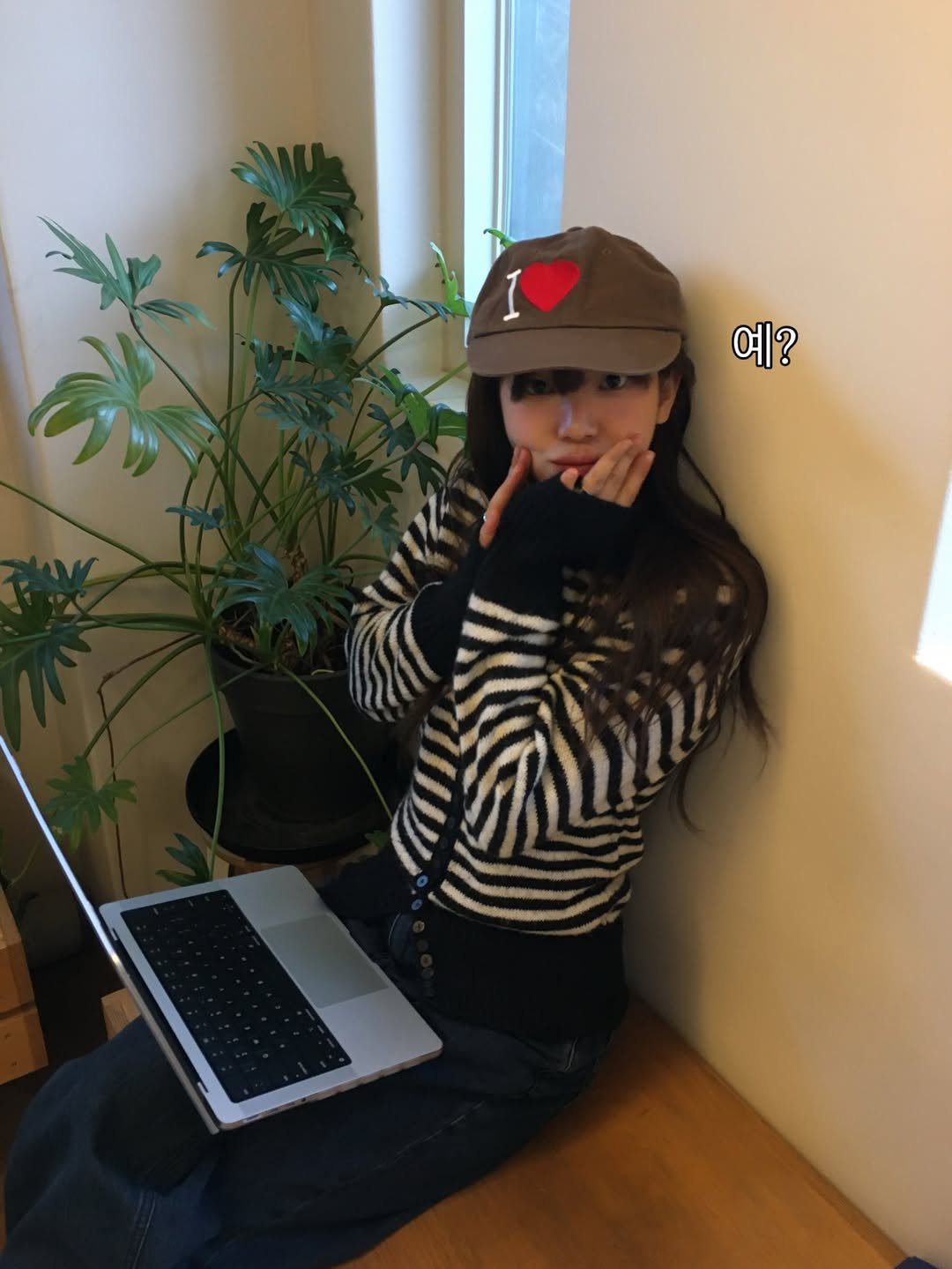 Photo shared by 오제 on February 12, 2026 tagging @tokengift.kr, and @partimentowomen. May be an image of studying, phone, hat, sweater, laptop, beret, bureau, office and text that says '예?'.