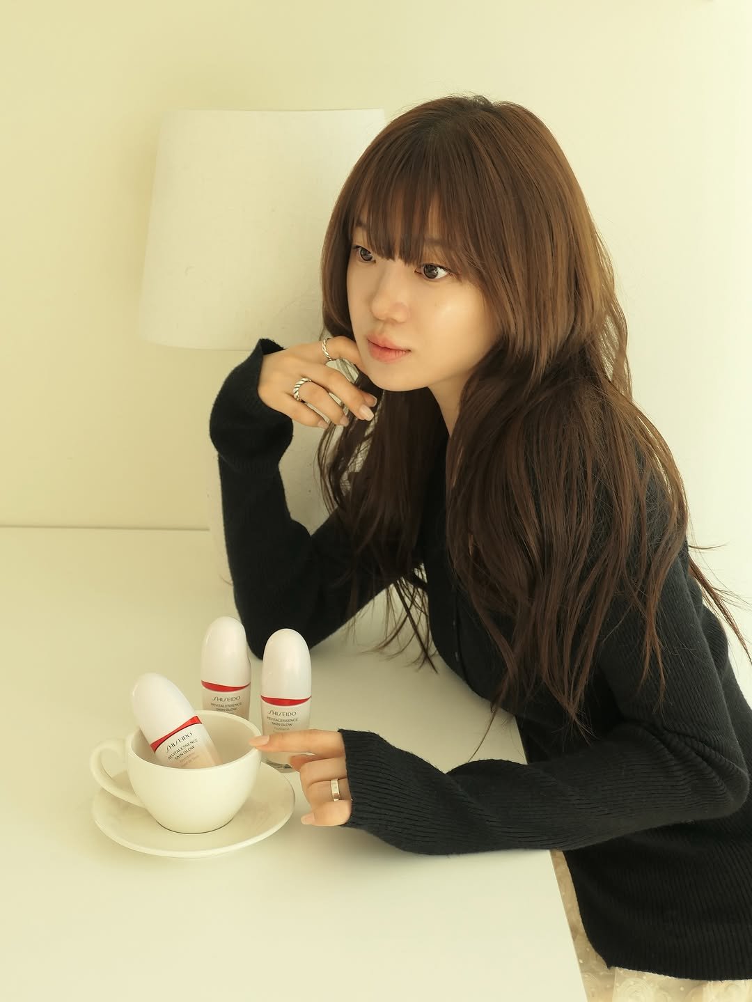 Photo shared by 오제 on January 31, 2026 tagging @shiseido. May be an image of one or more people, hair, coffee cup, tea and text.