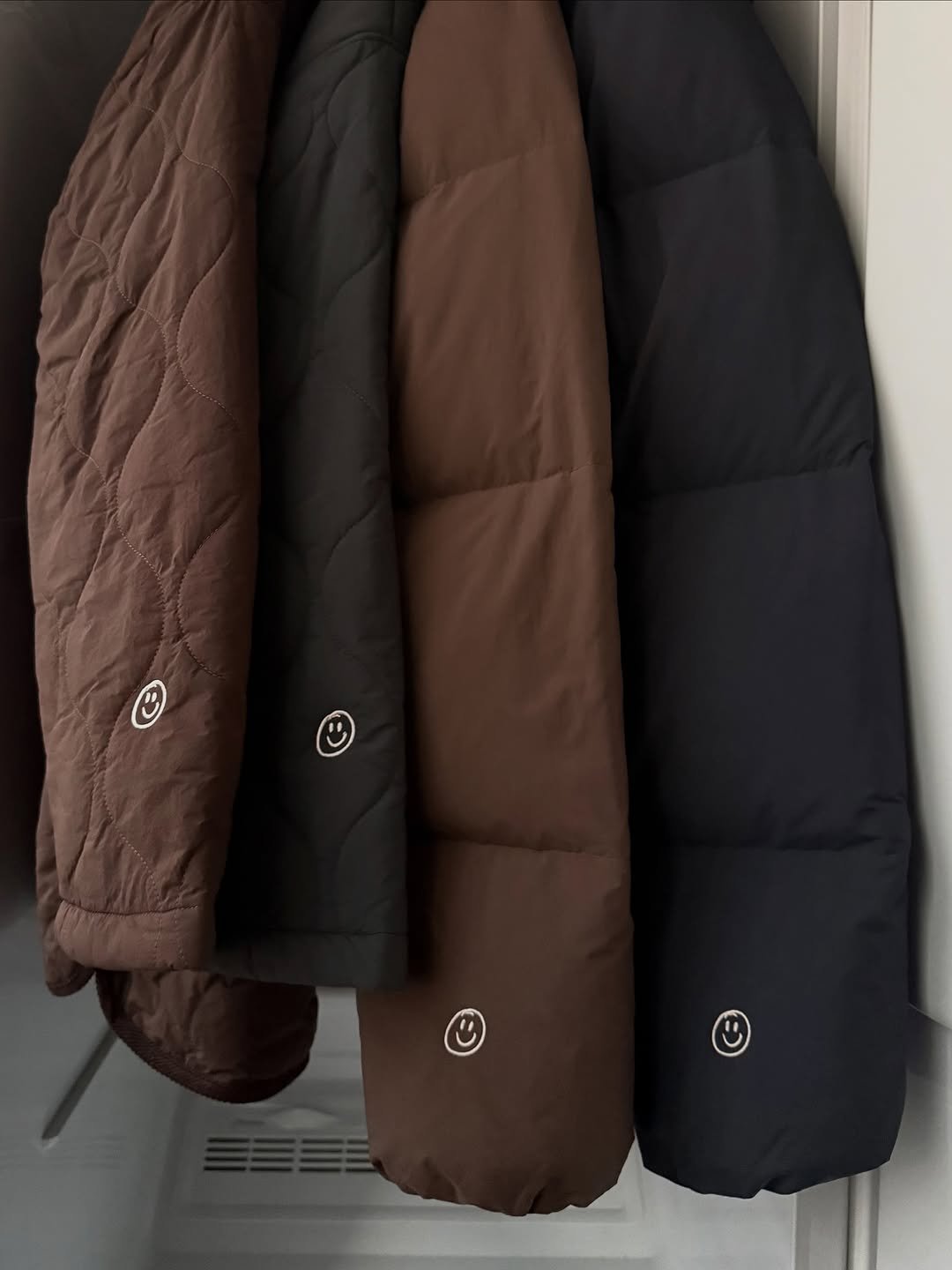 Photo by ooowl on October 30, 2025. May be an image of sherpa coat, duffle coat, goosedown coat, coat rack, snowsuit, fur, jacket, clothes hanger, parka, fleece and text.