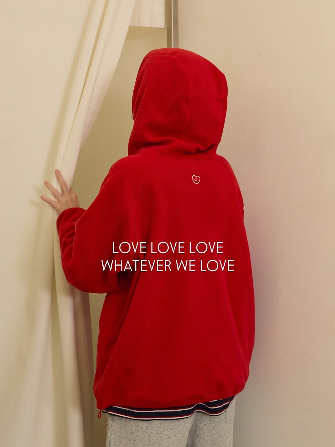 Photo by ooowl on September 24, 2025. May be an image of 1 person, duffle coat, cloak, sweatpants, drawstring, sweater, sportswear, fleece, parka, sweatsuit, sweatshirt and text that says 'LOVE LOVELOVELOVE WHATEVER WHATEVERWELOVE WE WELOVE LOVE'.
