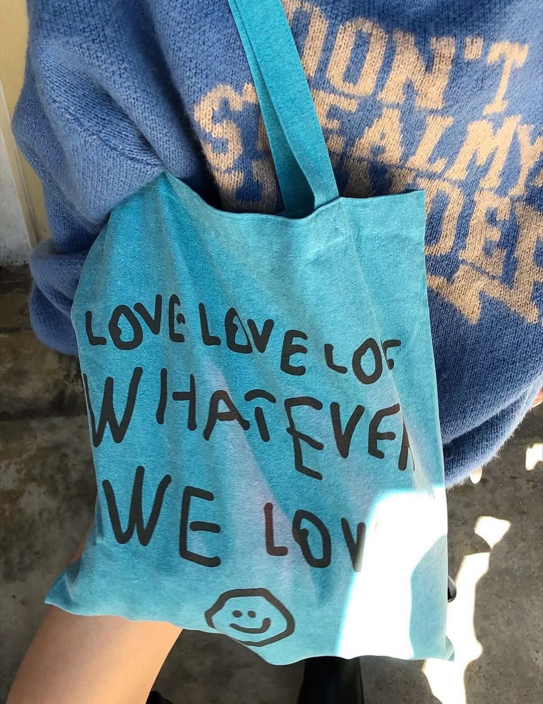 Photo by ooowl on September 24, 2025. May be an image of grocery bag, drawstring, pouch and text that says 'LOVE LOVE LOVELO HATELOS LOF W HATEVE WE LOV'.