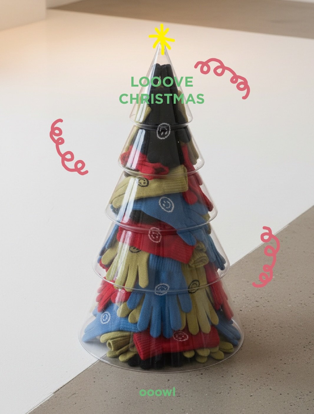 Photo by ooowl on December 23, 2025. May be an image of macrame, christmas tree, tinsel and text that says '* LOOOVE CHRISTMAS ਰਰ Eee oo ooowl'.