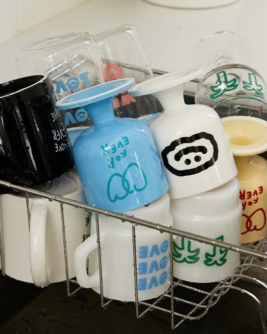 Photo by ooowl on January 22, 2026. May be an image of plate rack, measuring cups, milk, bottle, dishwasher, water bottle, rack, sink and text.