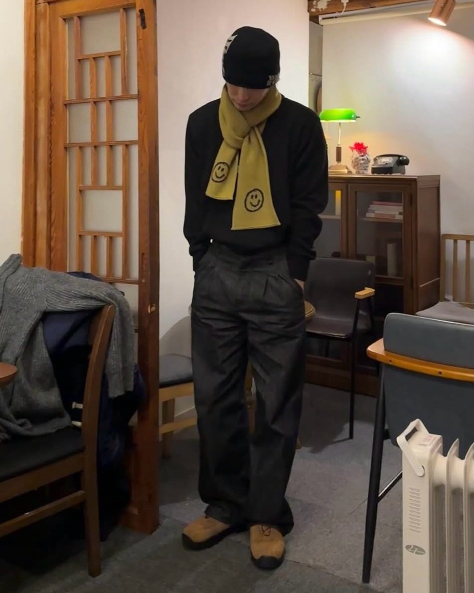 Photo by ooowl on December 25, 2025. May be an image of duffle coat, wingtip shoes, overcoat, scarf, sweatpants, parka and text.