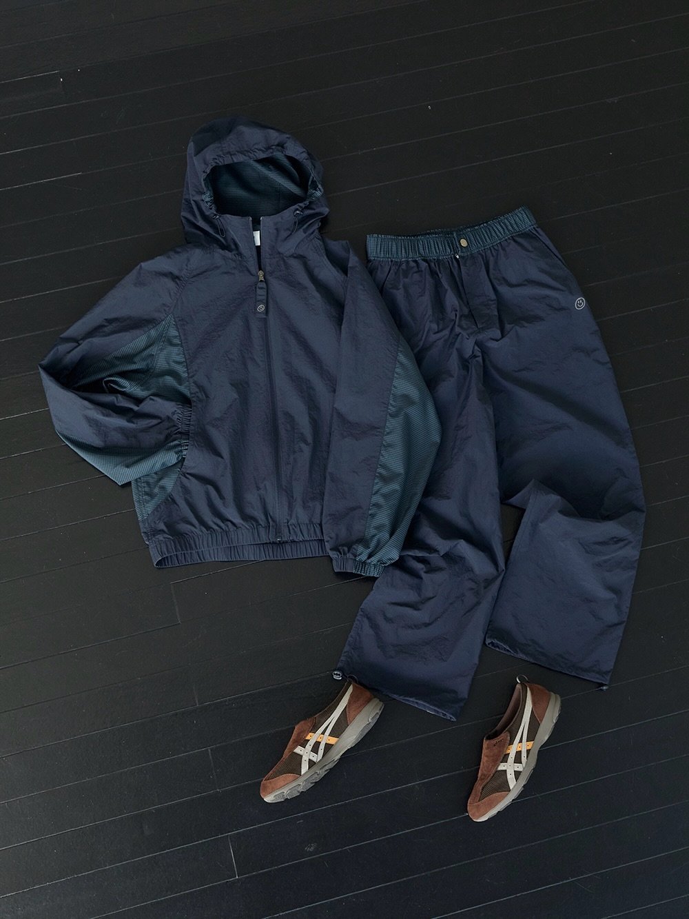 Photo by ooowl on February 23, 2026. May be an image of duffle coat, goosedown coat, sportswear, sweatpants, jacket, raincoat, parka, sweatsuit, snowsuit, fleece and text.