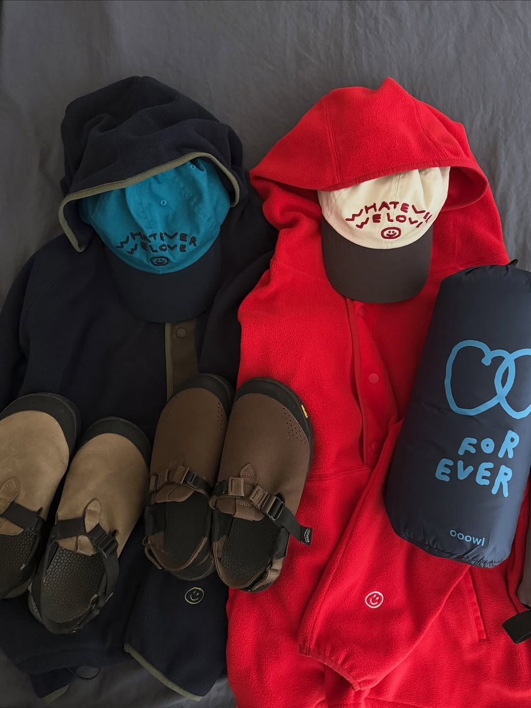 Photo by ooowl on October 24, 2025. May be an image of towel, towel rack, hat, sandals, glasses, water bottle and text.