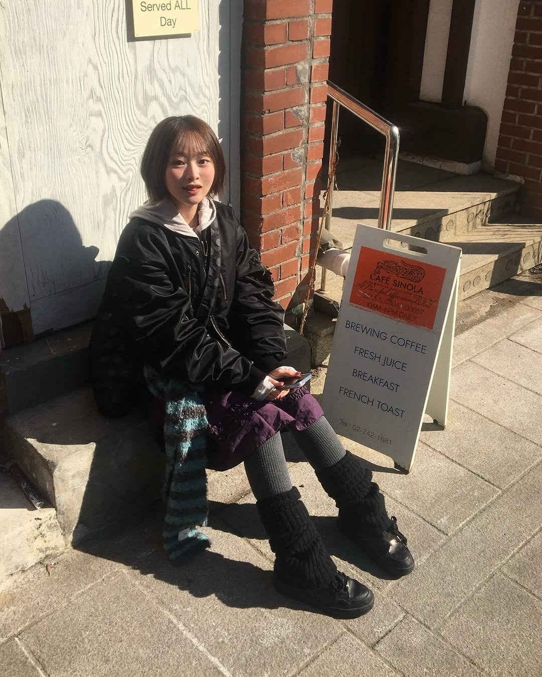 Photo shared by 소리소리 옷장 | 키작녀 캐주얼룩 • 빈티지룩 on February 20, 2026 tagging @musinsa.official, and @eyeunderstand_official. May be an image of poster, turtleneck and text that says 'Served ServedALL ALL Day AIC'.