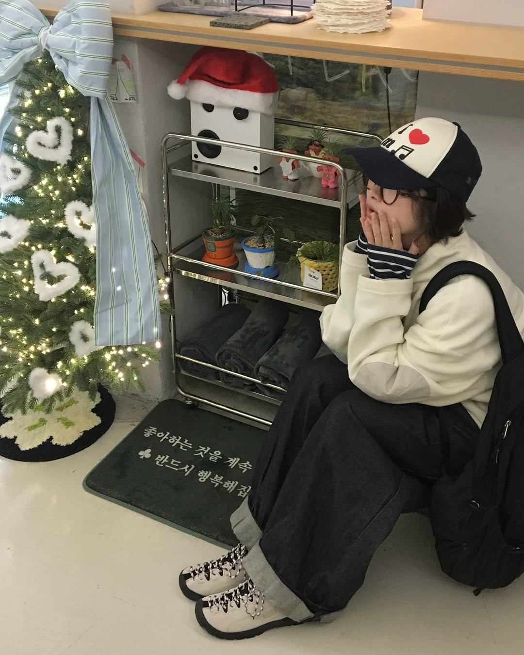 Photo shared by 소리소리 옷장 | 키작녀 캐주얼룩 • 빈티지룩 on December 11, 2025 tagging @keenkorea. May be an image of duffle coat, hat, christmas tree, beret, cornflower and hat shop.