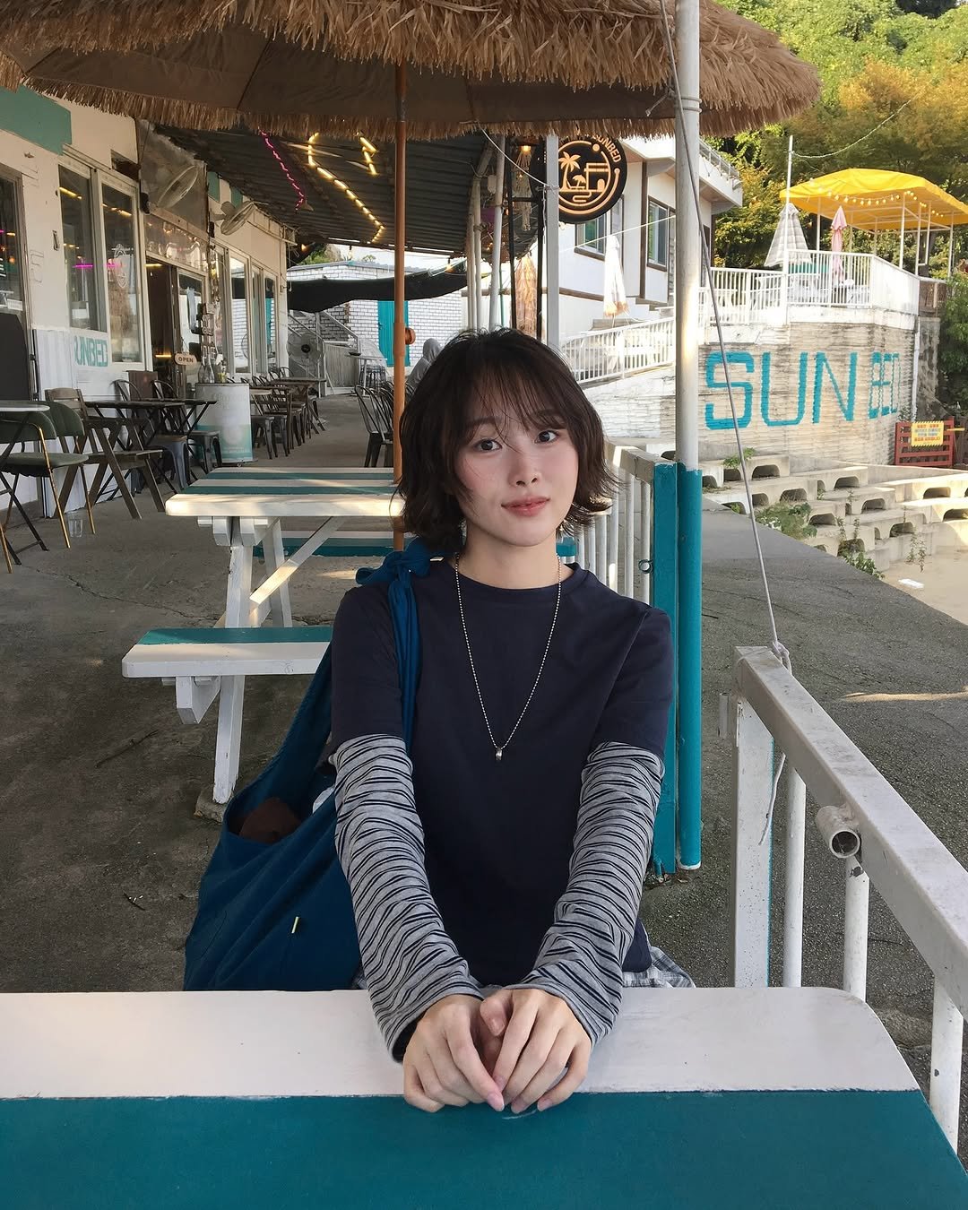 Photo by 소리소리 옷장 | 키작녀 캐주얼룩 • 빈티지룩 on October 25, 2025. May be an image of parasol, outdoors and text.