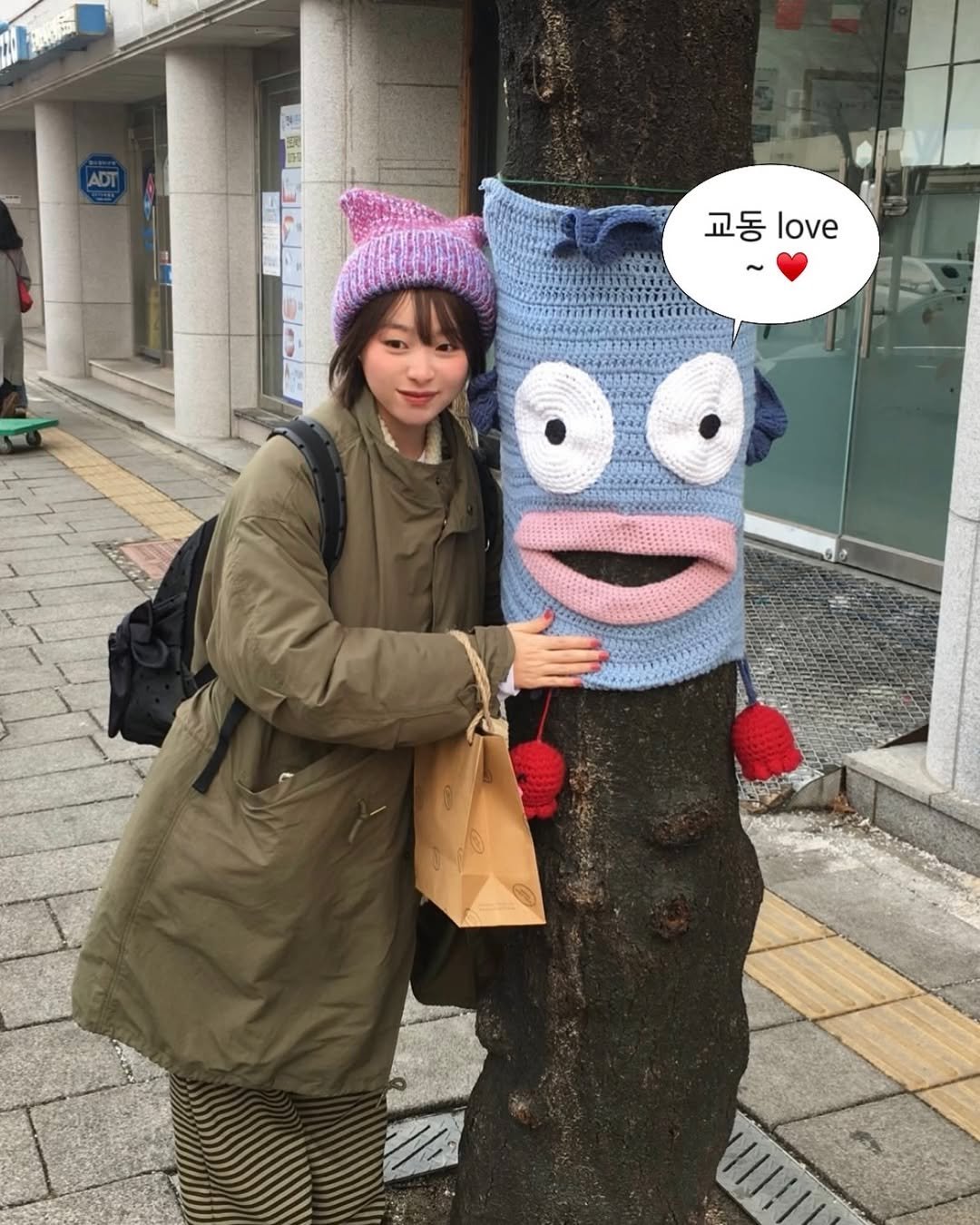 Photo shared by 소리소리 옷장 | 키작녀 캐주얼룩 • 빈티지룩 on February 06, 2026 tagging @siwl.official, @istkunst_look, @leathery.official, @lettera.official, and @tansanmagnesium.kr. May be an image of duffle coat, parka, tree and text that says '교동loe 교동 love ~'.