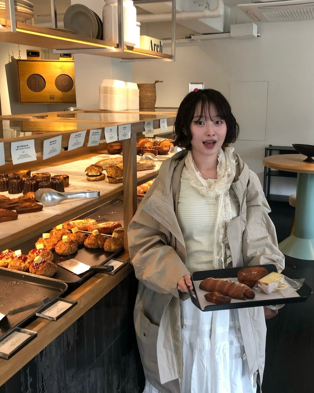 Photo shared by 소리소리 옷장 | 키작녀 캐주얼룩 • 빈티지룩 on November 09, 2025 tagging @wednesdayoasis_, and @lesatelier_official. May be an image of babka, tart, cinnamon roll, baguette, turnover, croissant, eclair and text.