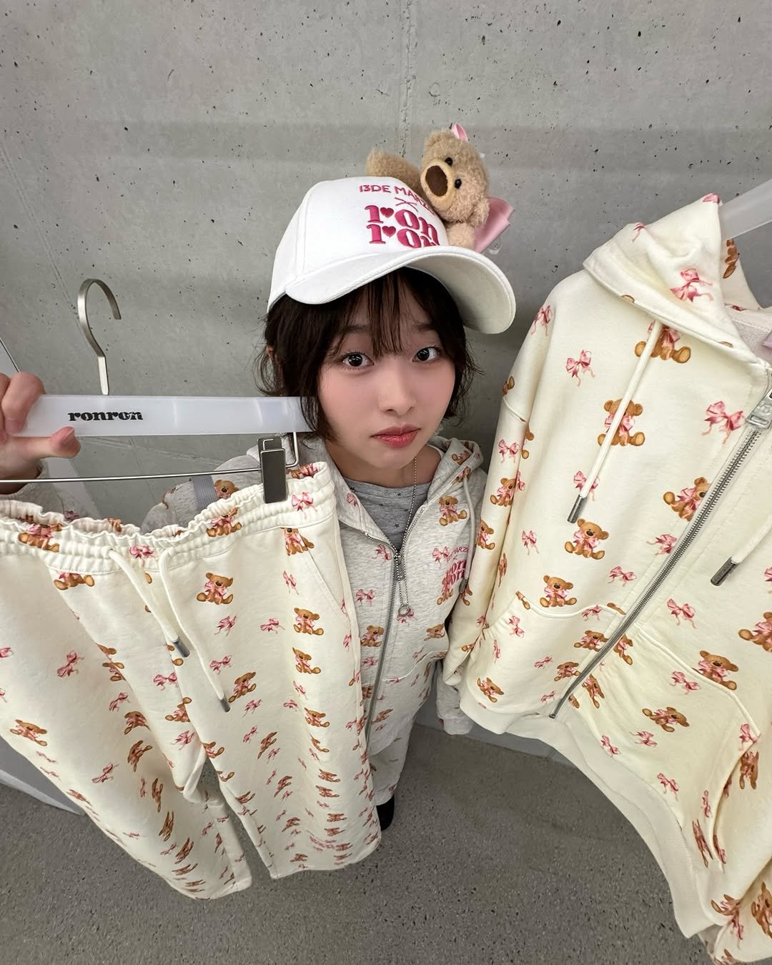 Photo shared by 소리소리 옷장 | 키작녀 캐주얼룩 • 빈티지룩 on December 16, 2025 tagging @ronron.co.kr, and @13demarzo_official. May be an image of duffle coat, hat, bath robe, parka and text.