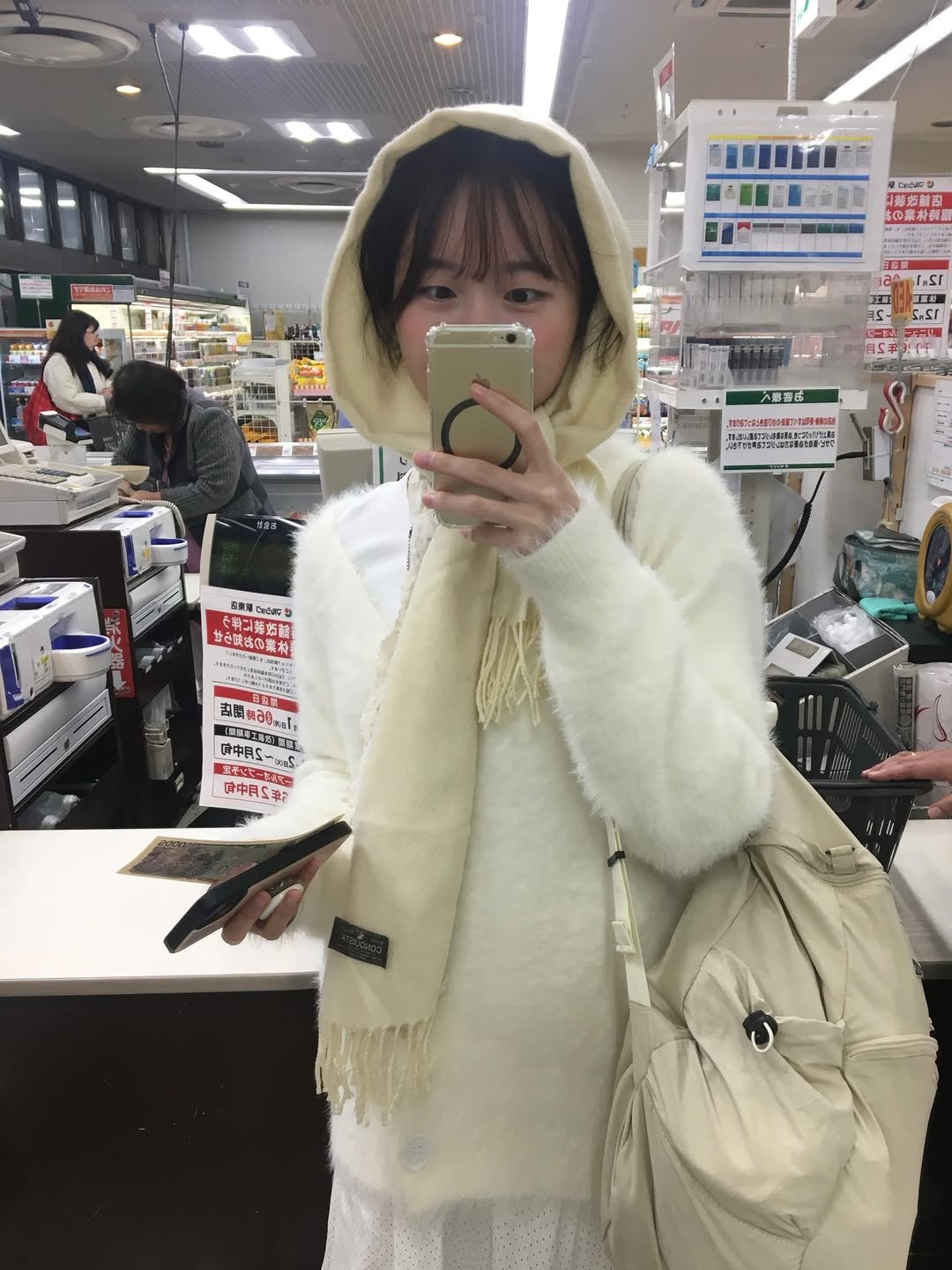 Photo shared by 소리소리 옷장 | 키작녀 캐주얼룩 • 빈티지룩 on December 10, 2025 tagging @alavague.official. May be an image of duffle coat, parka and cloak.