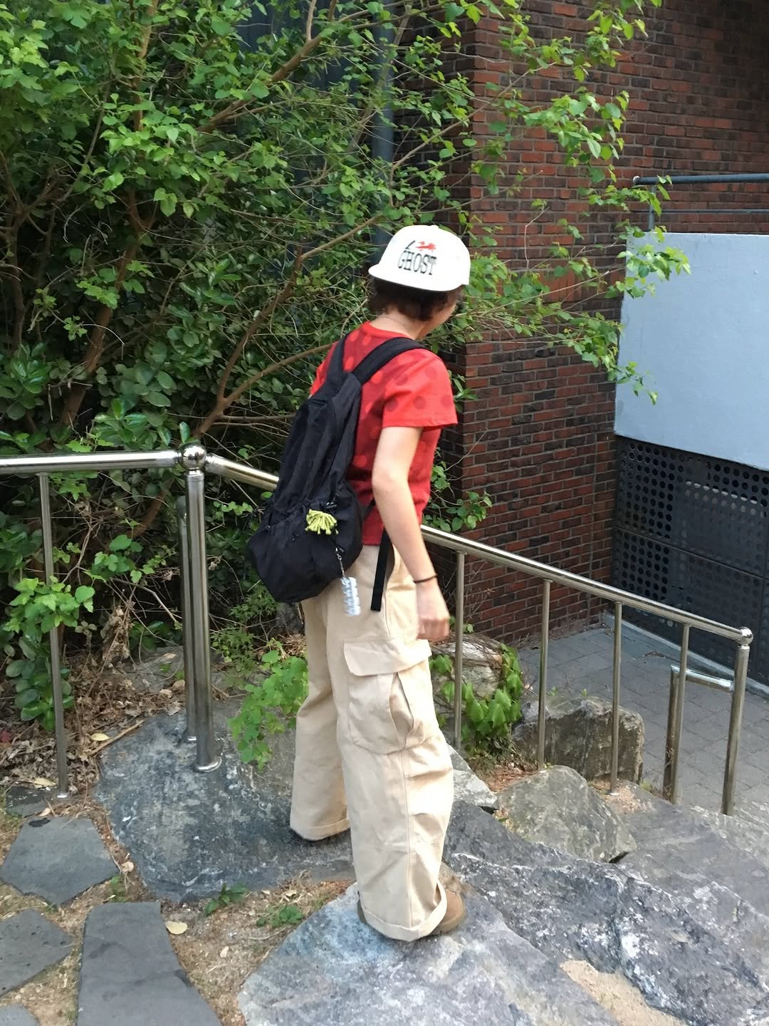 Photo by 소리소리 옷장 | 키작녀 캐주얼룩 • 빈티지룩 on April 27, 2026. May be an image of standing, tool bag, hat, helmet and text.