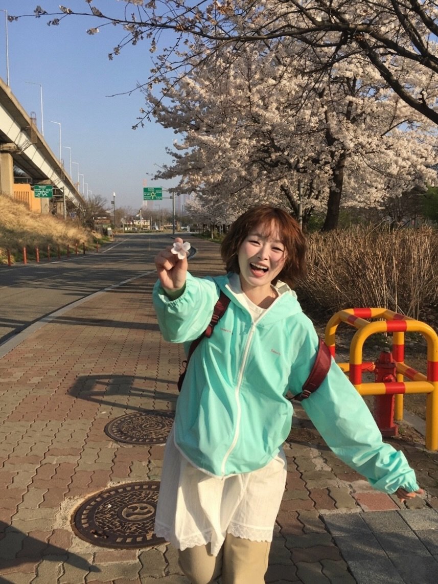 Photo shared by 소리소리 옷장 | 키작녀 캐주얼룩 • 빈티지룩 on April 04, 2026 tagging @onska.on, and @minitmute_sporty. May be an image of parka, raincoat, stone-fruit tree and text.