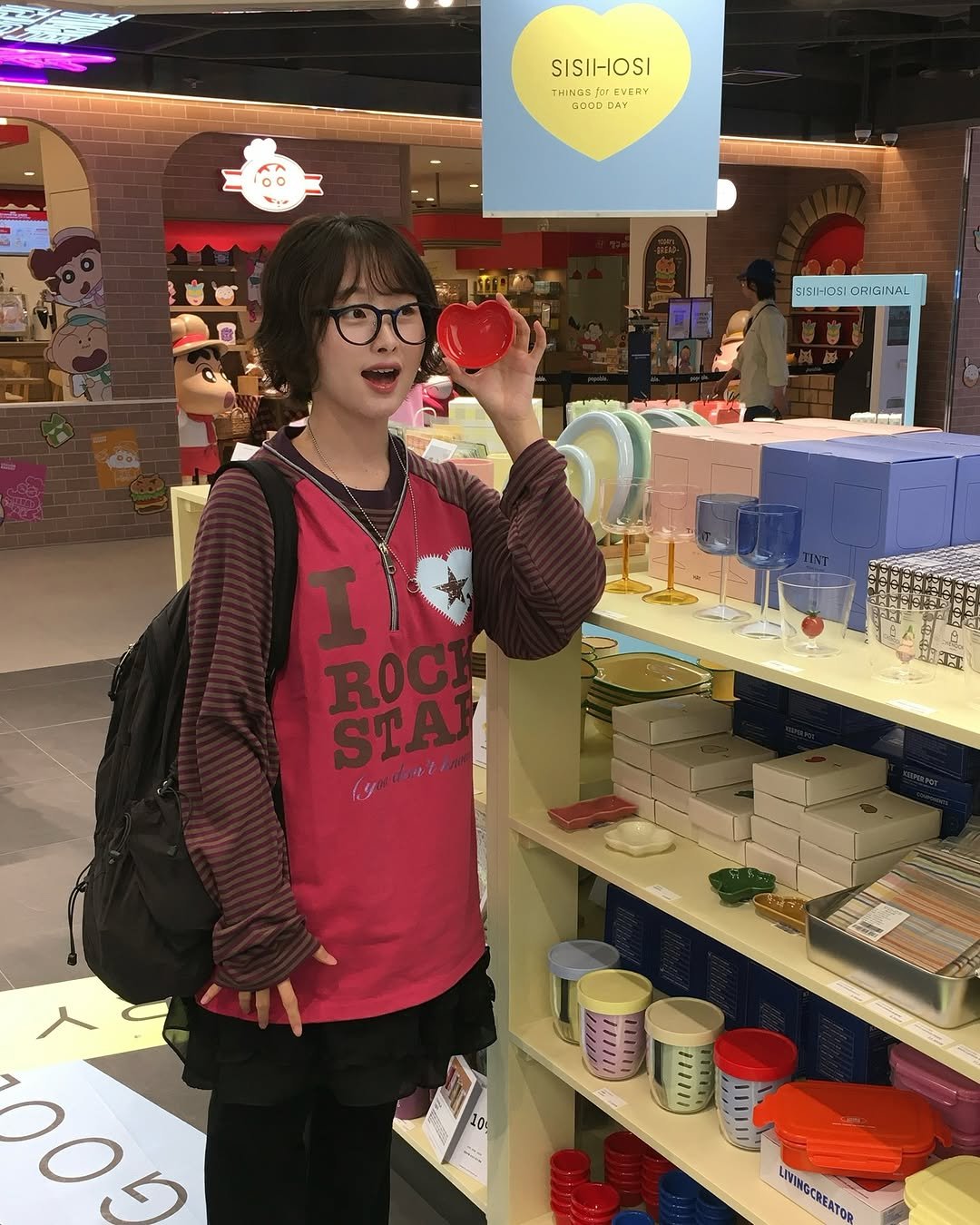 Photo shared by 소리소리 옷장 | 키작녀 캐주얼룩 • 빈티지룩 on September 29, 2025 tagging @flareup_official, and @puree__official. May be an image of duffle coat, heart and lego.