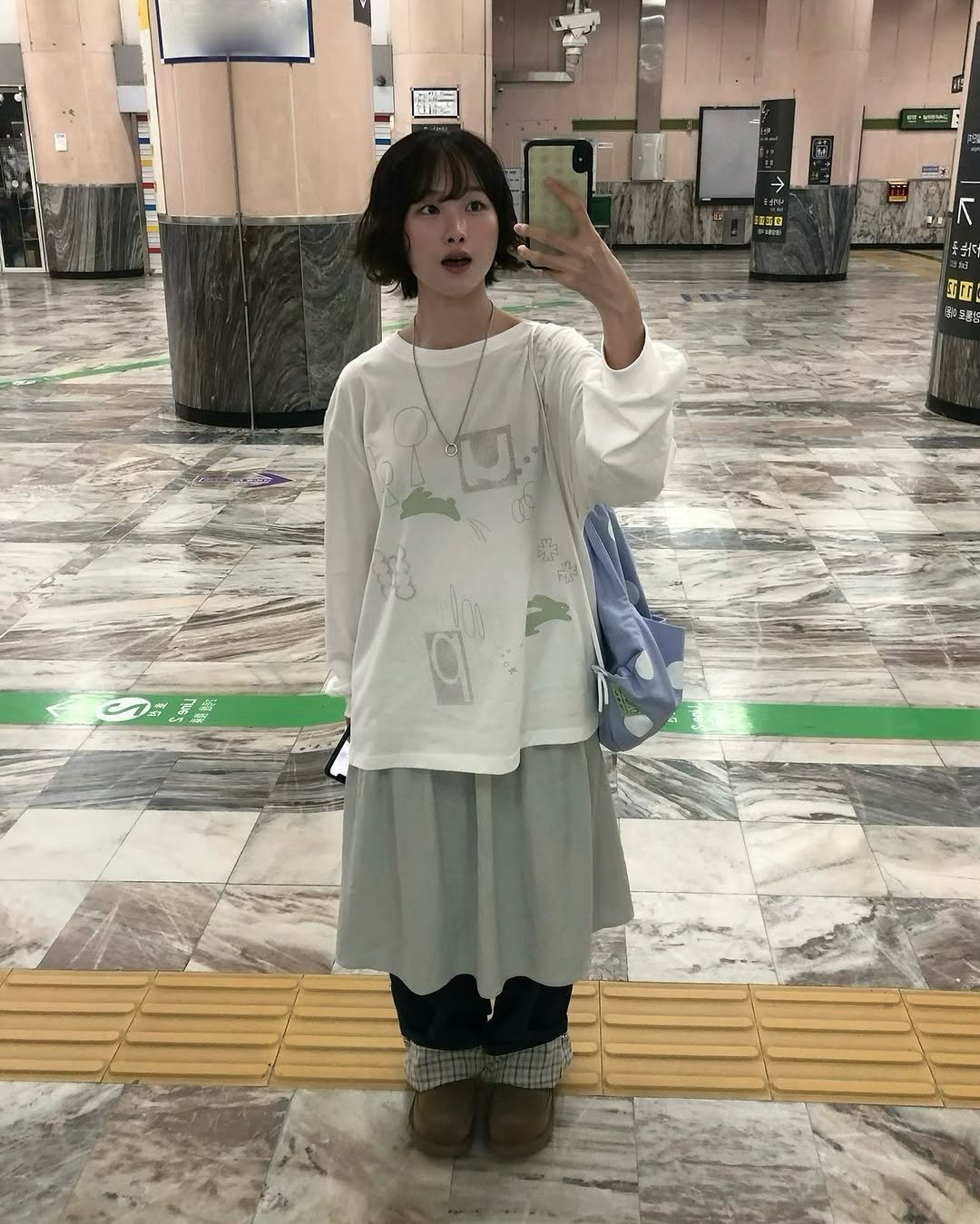 Photo shared by 소리소리 옷장 | 키작녀 캐주얼룩 • 빈티지룩 on October 16, 2025 tagging @onska.on. May be an image of duffle coat, turtleneck and text.