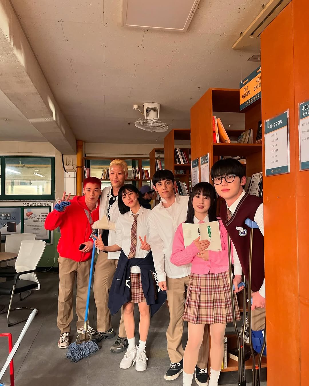 Photo shared by 황민현 on February 22, 2025 tagging @hanjieun0603, @e.jonghyun, @main_woo, @xinsooo, @s_j_jeong9, and @doyuenjin.