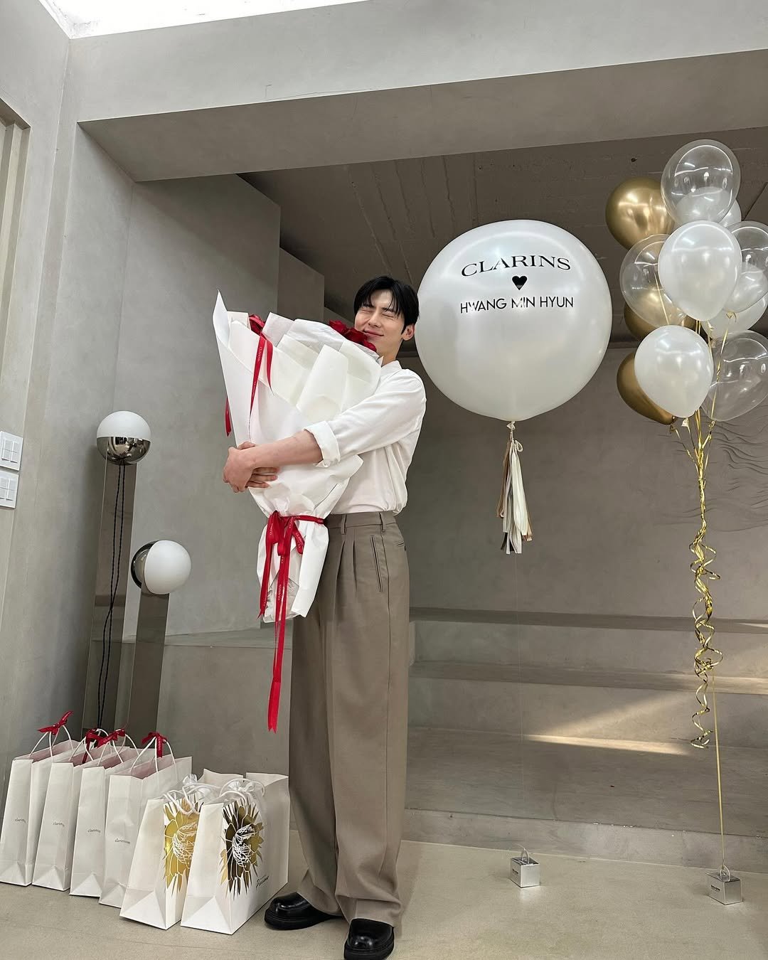 Photo shared by 황민현 on January 29, 2024 tagging @clarinskorea.