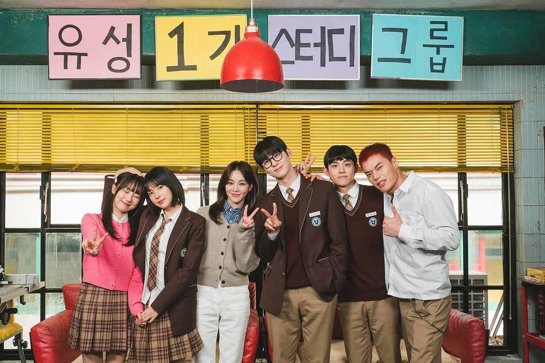 Photo shared by 황민현 on February 22, 2025 tagging @hanjieun0603, @e.jonghyun, @tving.official, @xinsooo, @s_j_jeong9, @ylabcomics, @studiodragon.official, and @doyuenjin.